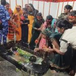हर हर महादेव की जय घोष से गूंजता  रहा उगना शिवालय परिसर. हजारों  नेपाल  दरभंगा, शिवहर, सीतामढ़ी से पहुंचे शिव भक्तो ने किया जलाभिषेक.