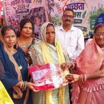 गांधी जयंती पर गांधी चौक में जनप्रतिनिधियों व अधिकारियों ने किया माल्यार्पण